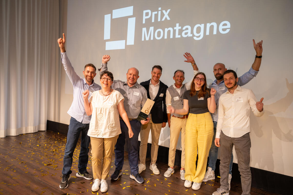 Orlando et Leonia Rada reçoivent avec joie le Prix Montagne qui leur a été remis par la présentatrice Sabine Dahinden.