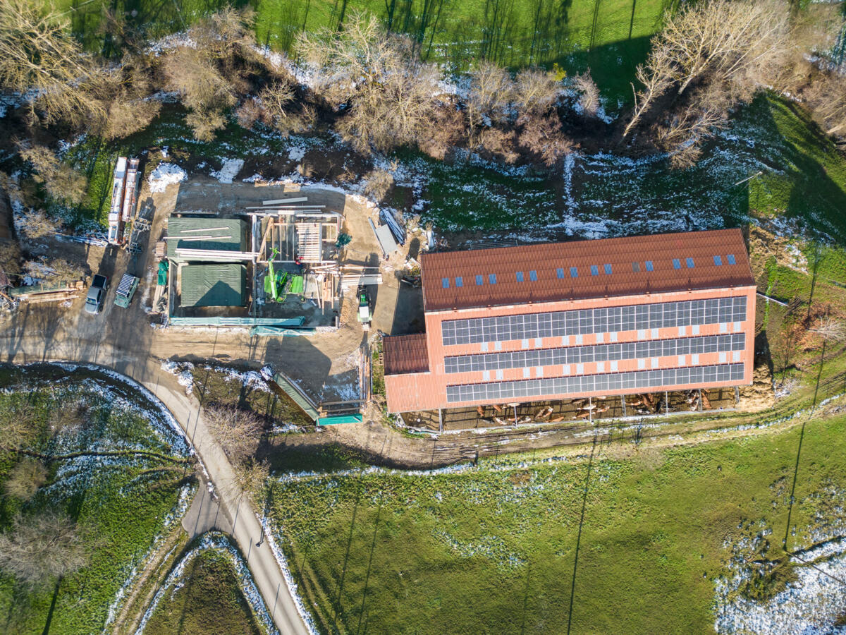 La centrale solaire des Boder, une famille d‘agriculteurs de montagne du Jura bernois, produit déjà de l'électricité sur 285 mètres carrés. La famille v...