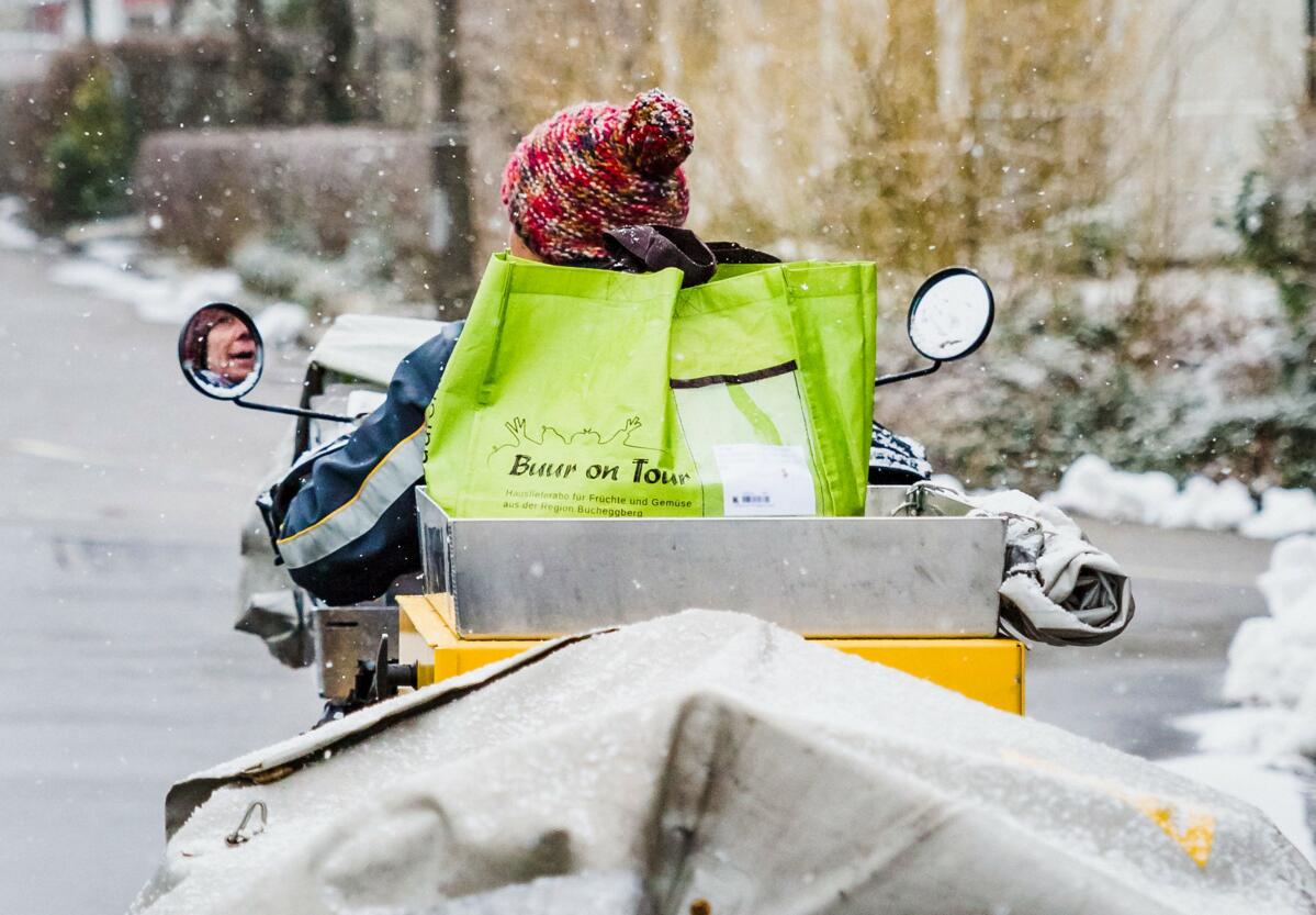 Produkte ab Hof unterwegs direkt an die Haustüre. Durch den Zustellservice der Post bleibt der Logistikaufwand für «Buur on Tour»-Produzenten minimal, u...