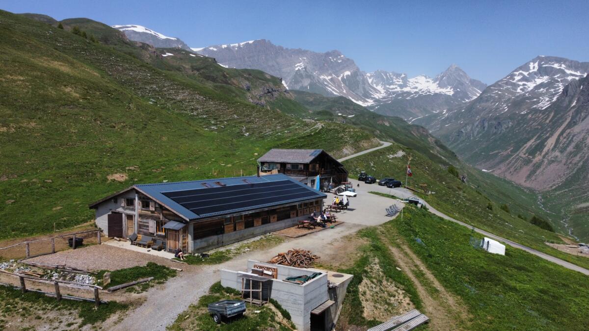 Depuis 2023, l’alpage d’Obern-Galm, en Valais, mise sur un concept énergétique hybride avec photovoltaïque et stockage par batterie.
