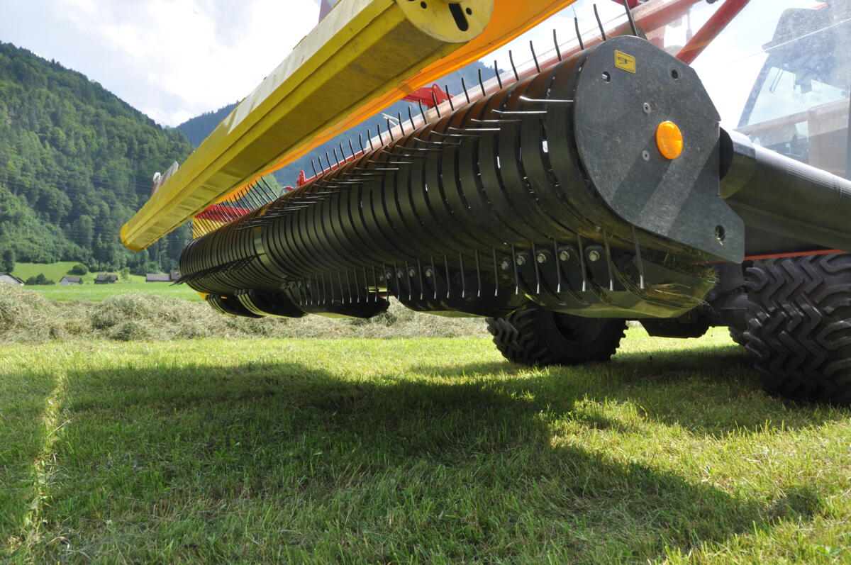Zur Schonung der Grasnarbe hat Peter Stüssi zwei zusätzliche Kufen unter der Pick-up angebracht.