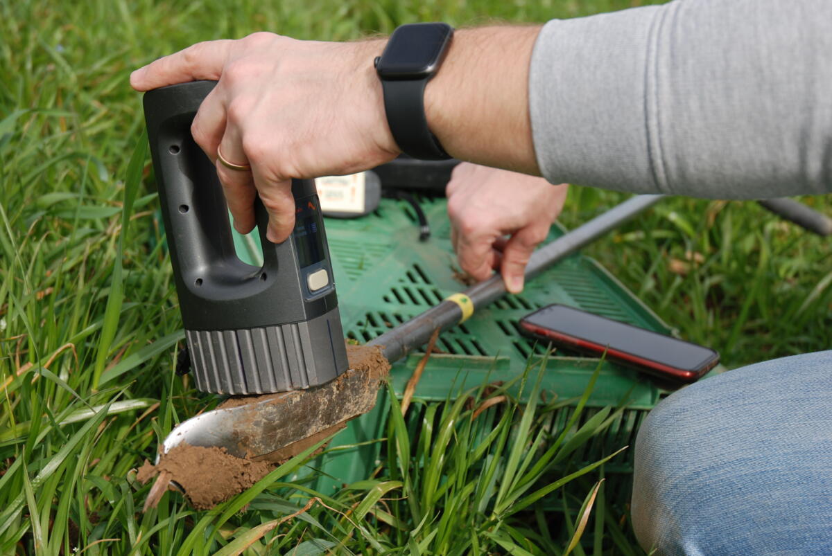 Des chercheuses et chercheurs d’Agroscope ont testé des appareils mobiles sur le terrain et montrent comment procéder.
