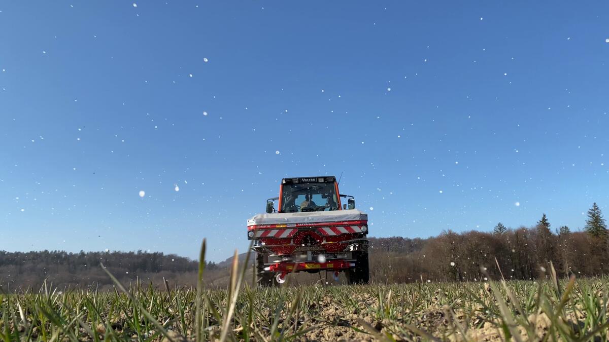 Fertiliser par modulation de dose est plus facile avec un épandeur équipé d’un réglage automatique du débit. Dans le cadre du projet, les personnes conc...