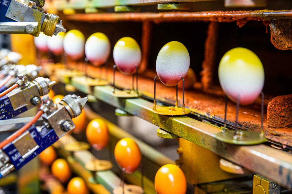 Prozess der Einfärbung der Picknickeier bei der Eico in Bern.