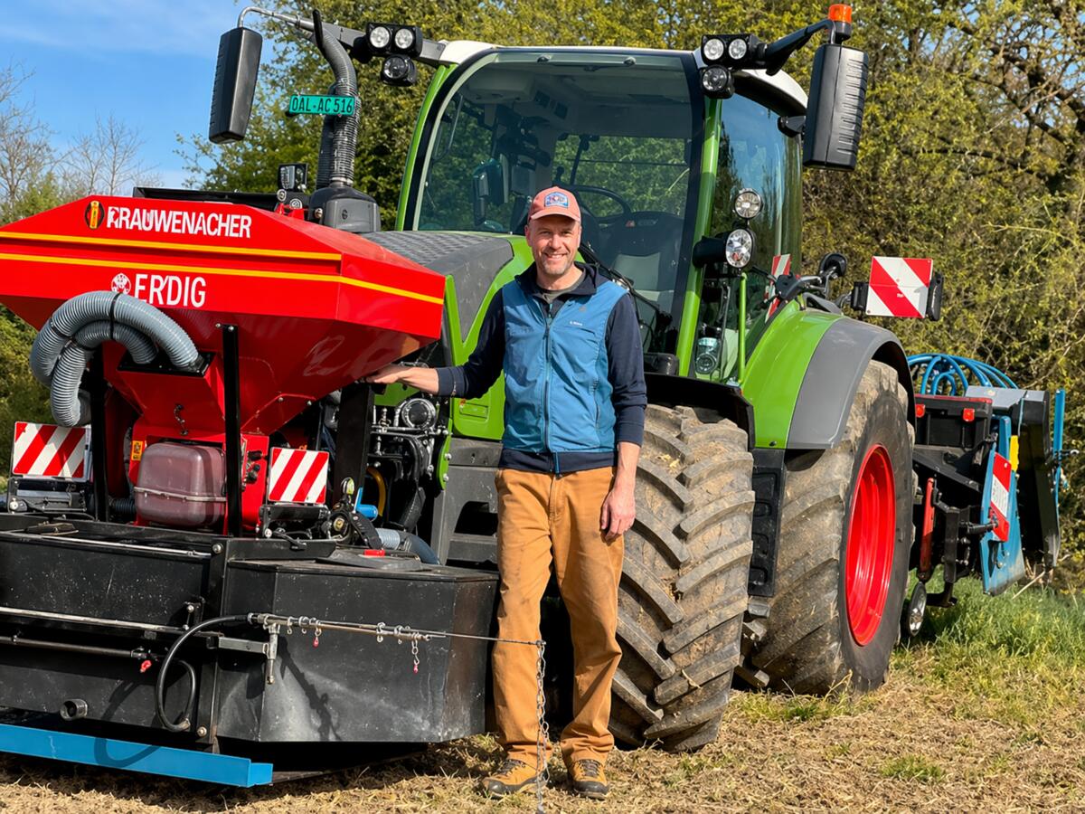 Alain Huber devant sa machine, avec laquelle trois opérations culturales sont réalisées en un seul passage pour un poids total inférieur à 10 t.