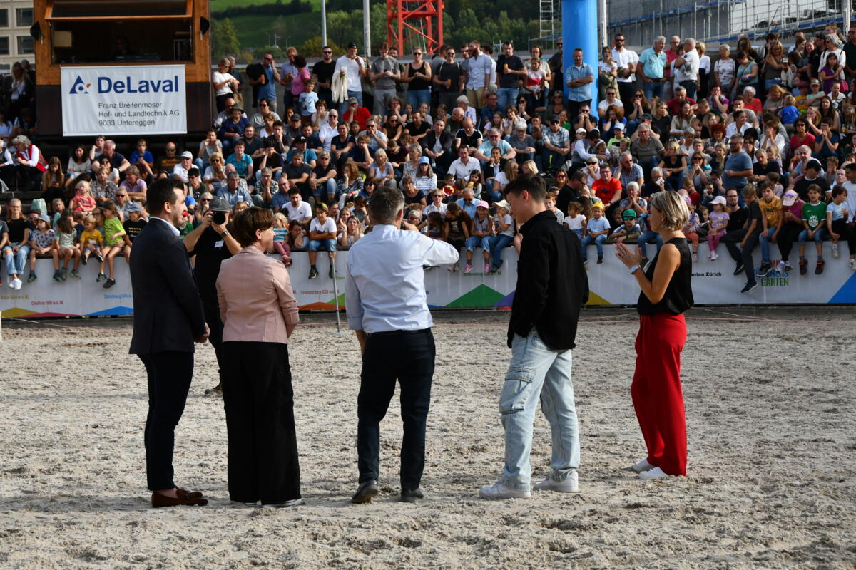 Christian Manser (Mitte) eröffnet das Säuli-Rennen mit Christine Bolt (rechts) und den diesjährigen OLMA-Botschafter*innen.