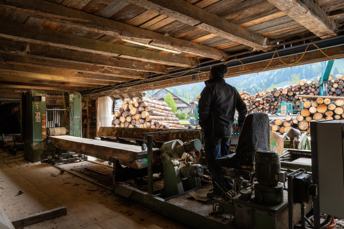 Die Sägerei Kälin verarbeitet seit vier Generationen regional geerntetes Holz rund um den Sihlsee.