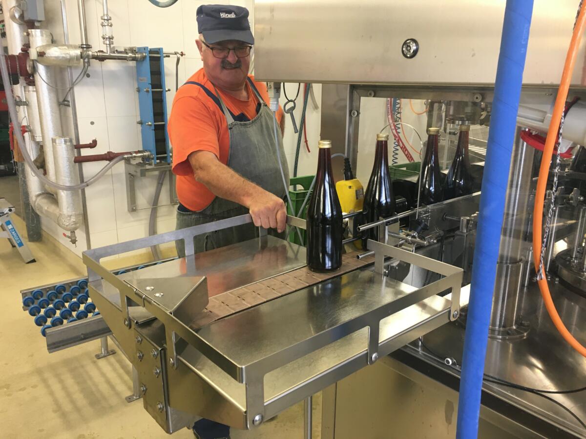 In der Mosterei Bussinger in Hüttwilen (TG) ist die erste Glühwein-Produktion angelaufen.