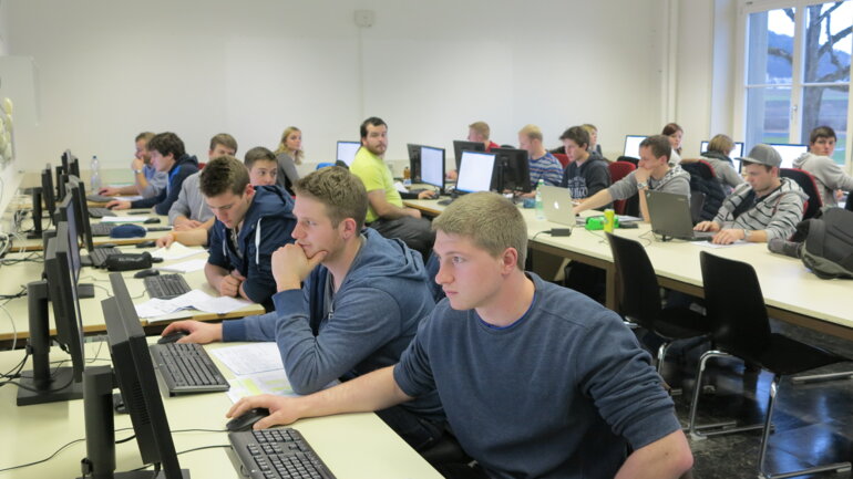 HF Schüler im Informatikunterricht am INFORAMA