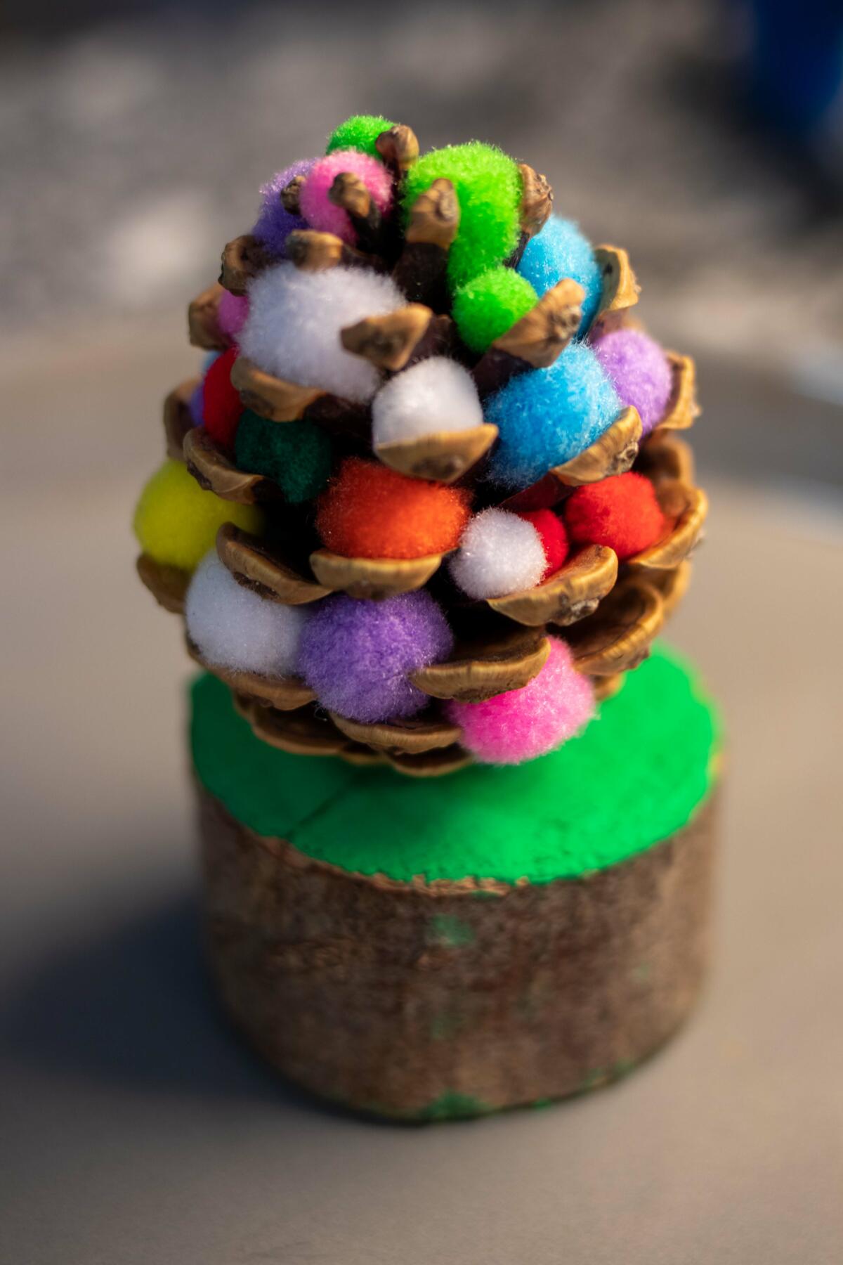 Un sapin de Noël multicoloré