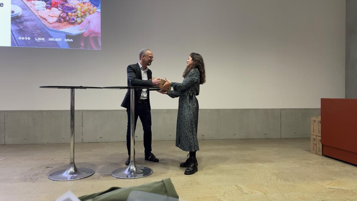 5. Fachtagung Regionalprodukte: Dr. Stephan Feige bedankt sich bei seiner Mitautorin Marianne Altgeld vom LINK Institut.