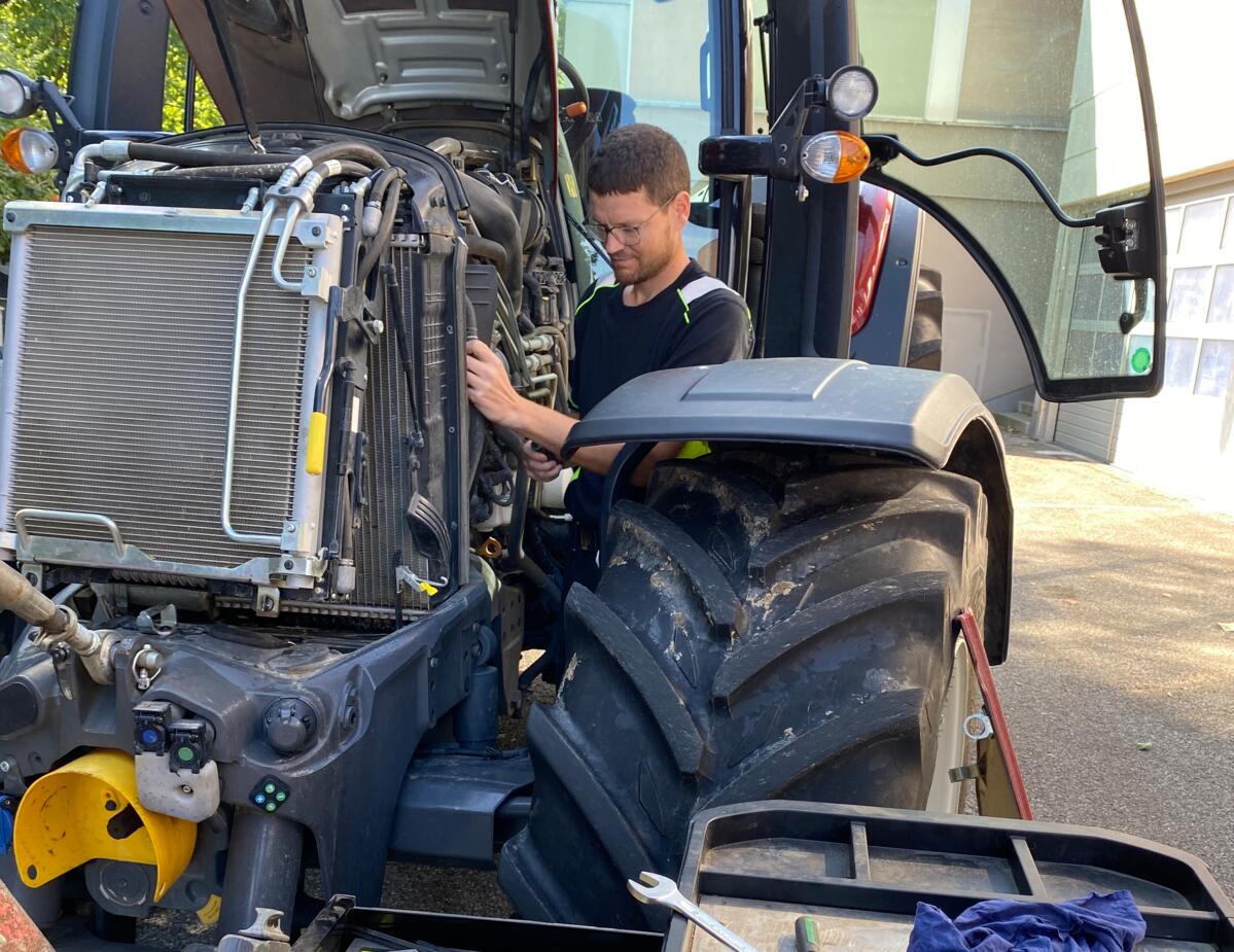La fréquence du contrôle et du service dépend de l’utilisation du tracteur. 