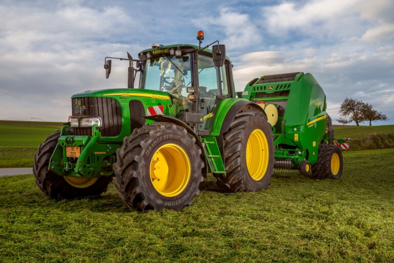 Insgesamt sieben John Deere Traktoren fahren bei Kappeler auf Bridgestone Premiumreifen