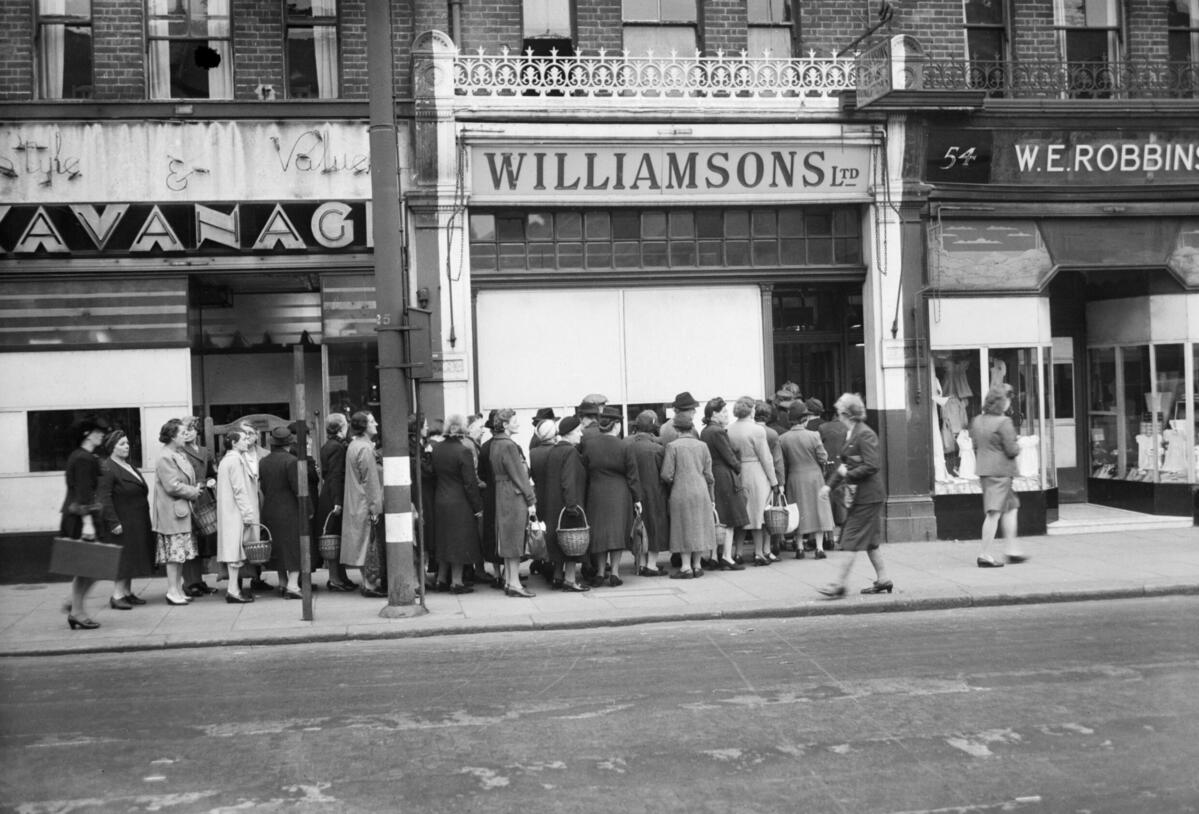 Des femmes au foyer font la queue devant la boulangerie et la pâtisserie Williamson à Londres en 1945
