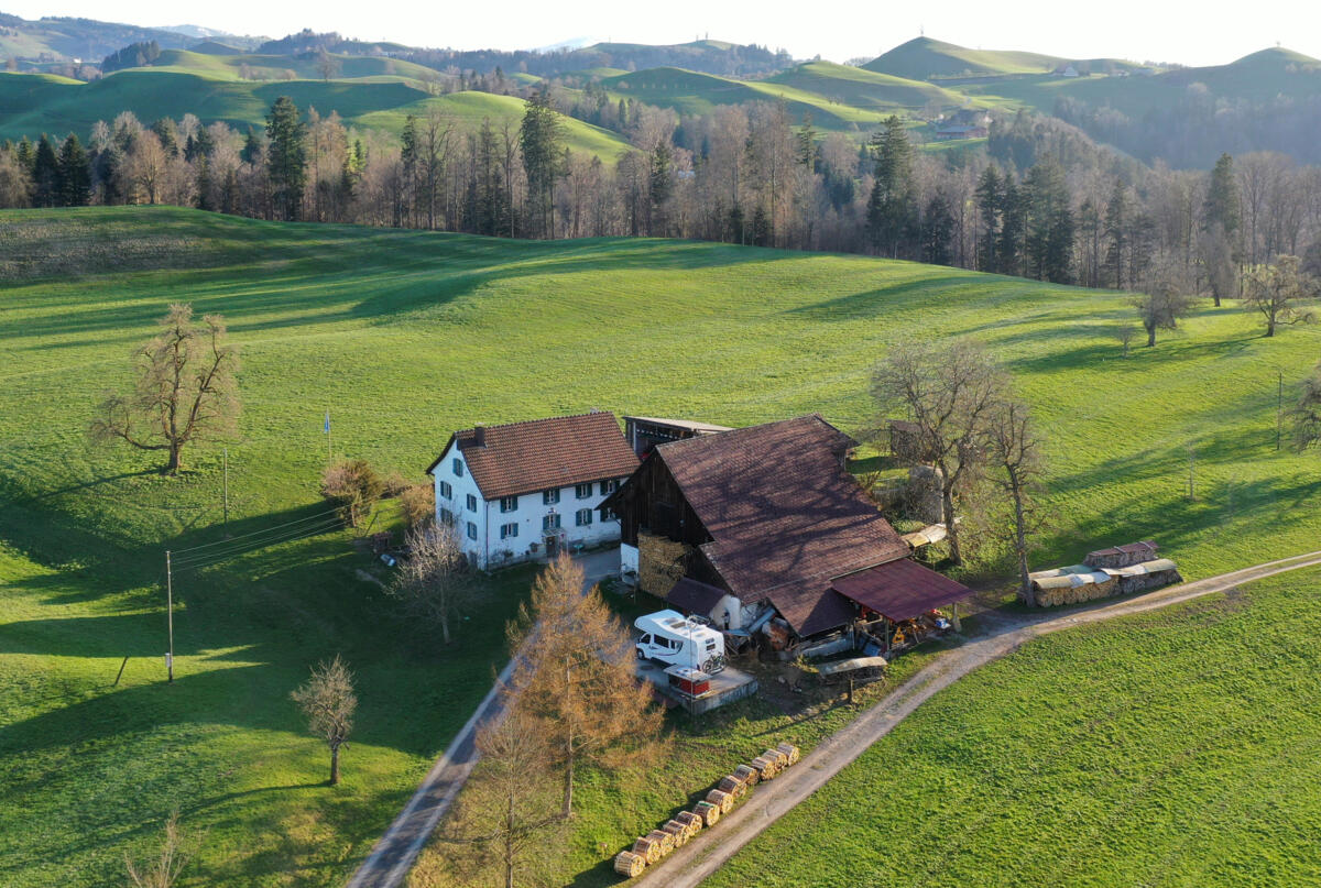 Ein einzelnes Wohnmobil auf dem Hofplatz ist ok. Mit der Lockerung der Stellplatz-Regeln will der Kanton Bern dem wilden Campen entgegenwirken. 