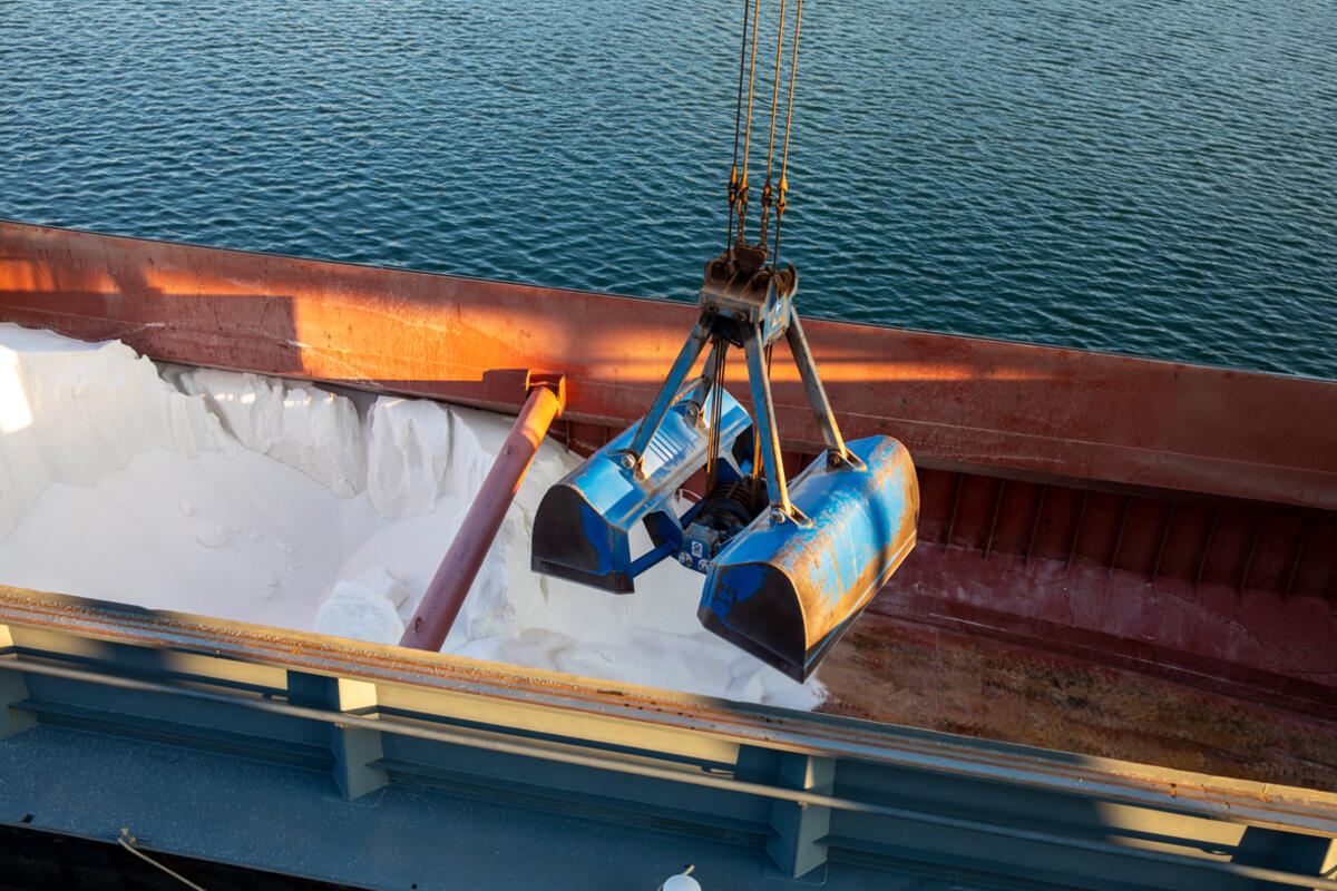 Im Auhafen (BL) löscht Landor jährlich rund 100 Schiffe mit einer Ladung von je 1000 bis 2000 Tonnen Dünger.