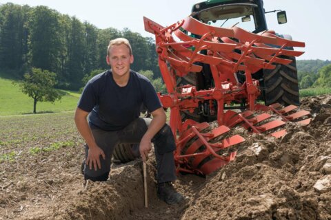 Landwirt_auf_Acker_agri-job