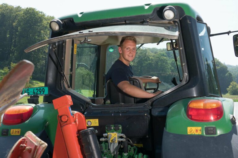 Landwirt_auf_Traktor_agrijob