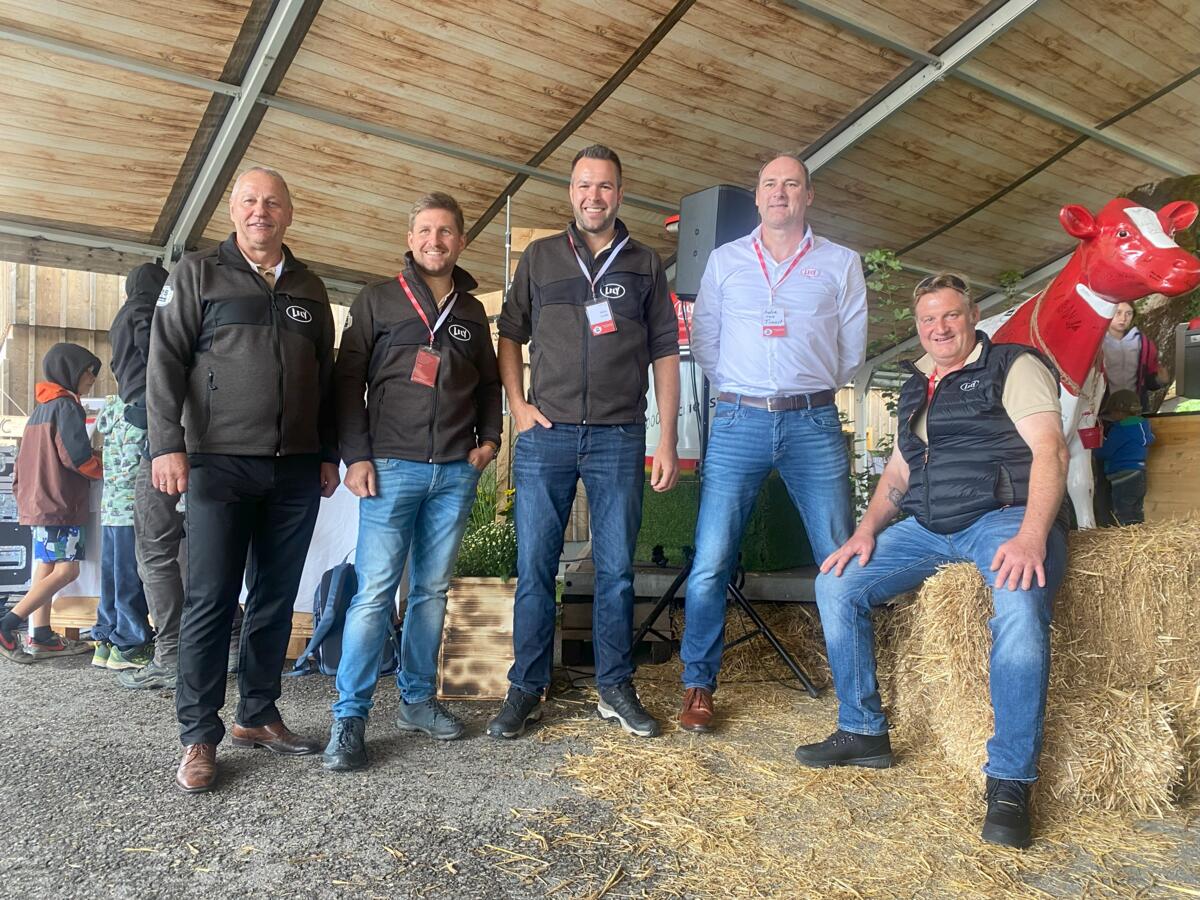 v.l: Franz X. Albisser, Marcel Schwager, Fabian Fischer und Tiziano Ziliani vom Lely Center Härkingen mit André van Troost, CEO von Lely International (...