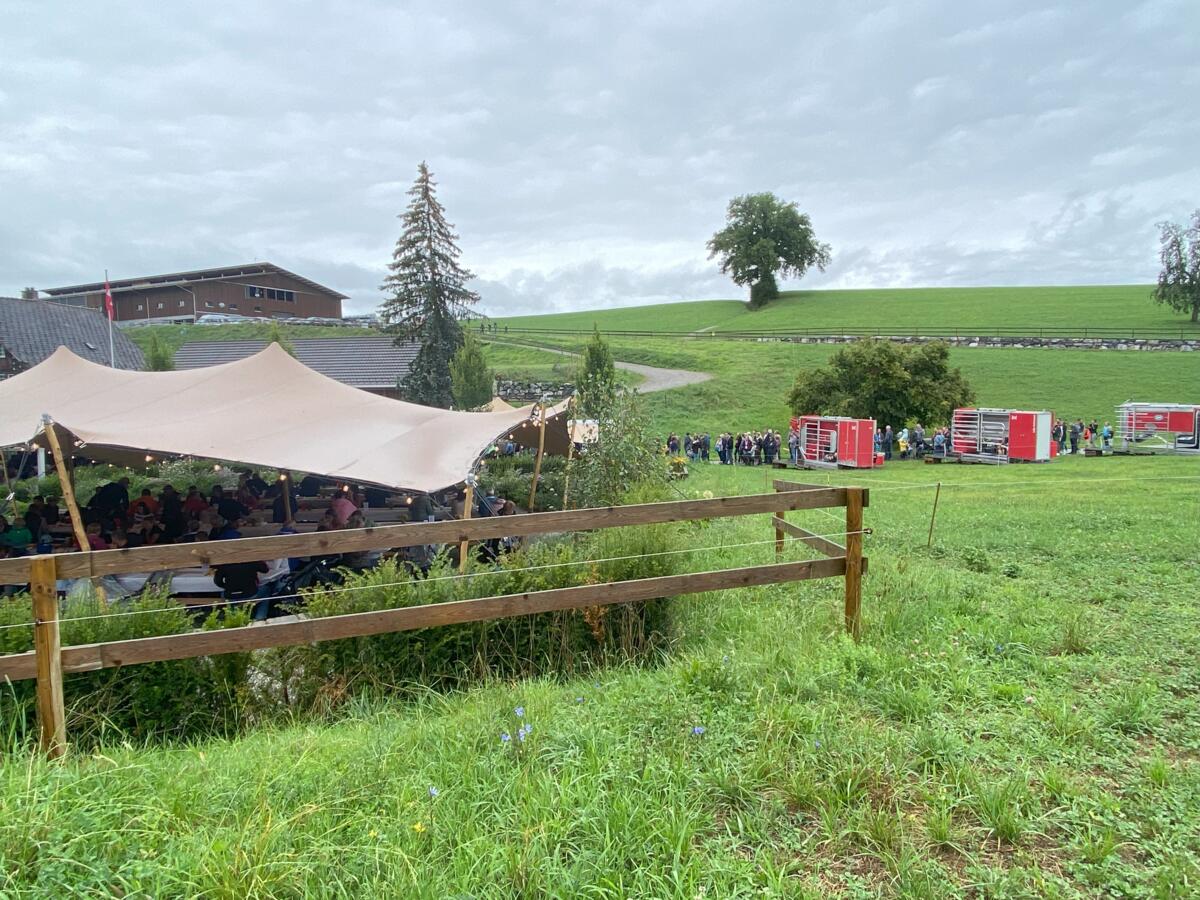 Die Lely-Jubiläumsparty fand auf dem Hof von Ernst Brunner in Niederwil (SG) statt.