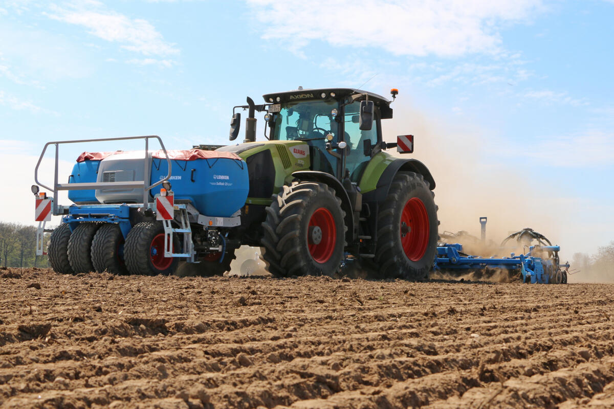 Une combinaison puissante -  Combiné de semis Lemken avec trémie frontale