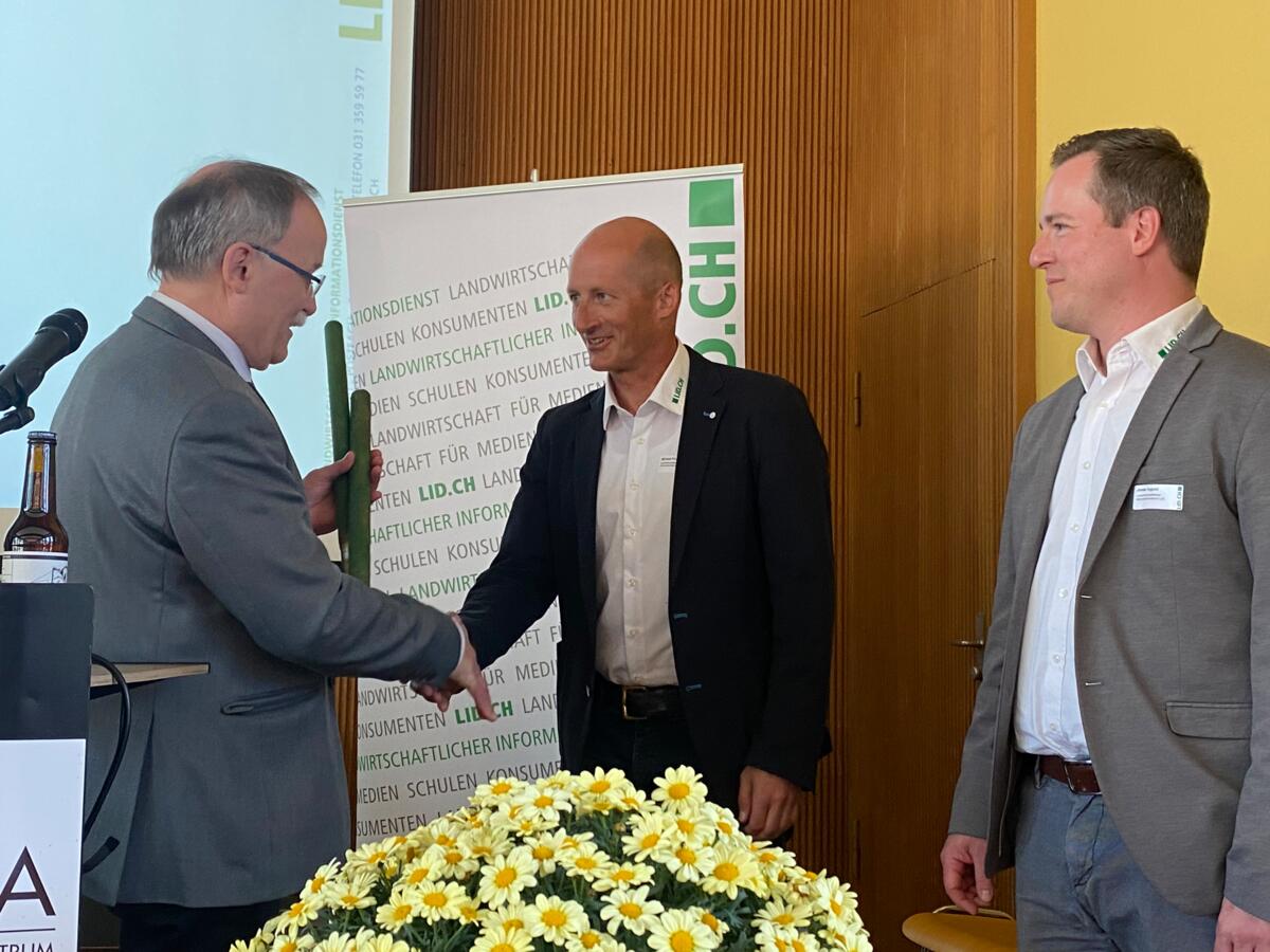 Der scheidende Chef gratuliert seinem Nachfolger: Markus Rediger, Michael Flückiger und Jonas Ingold (v.l.)