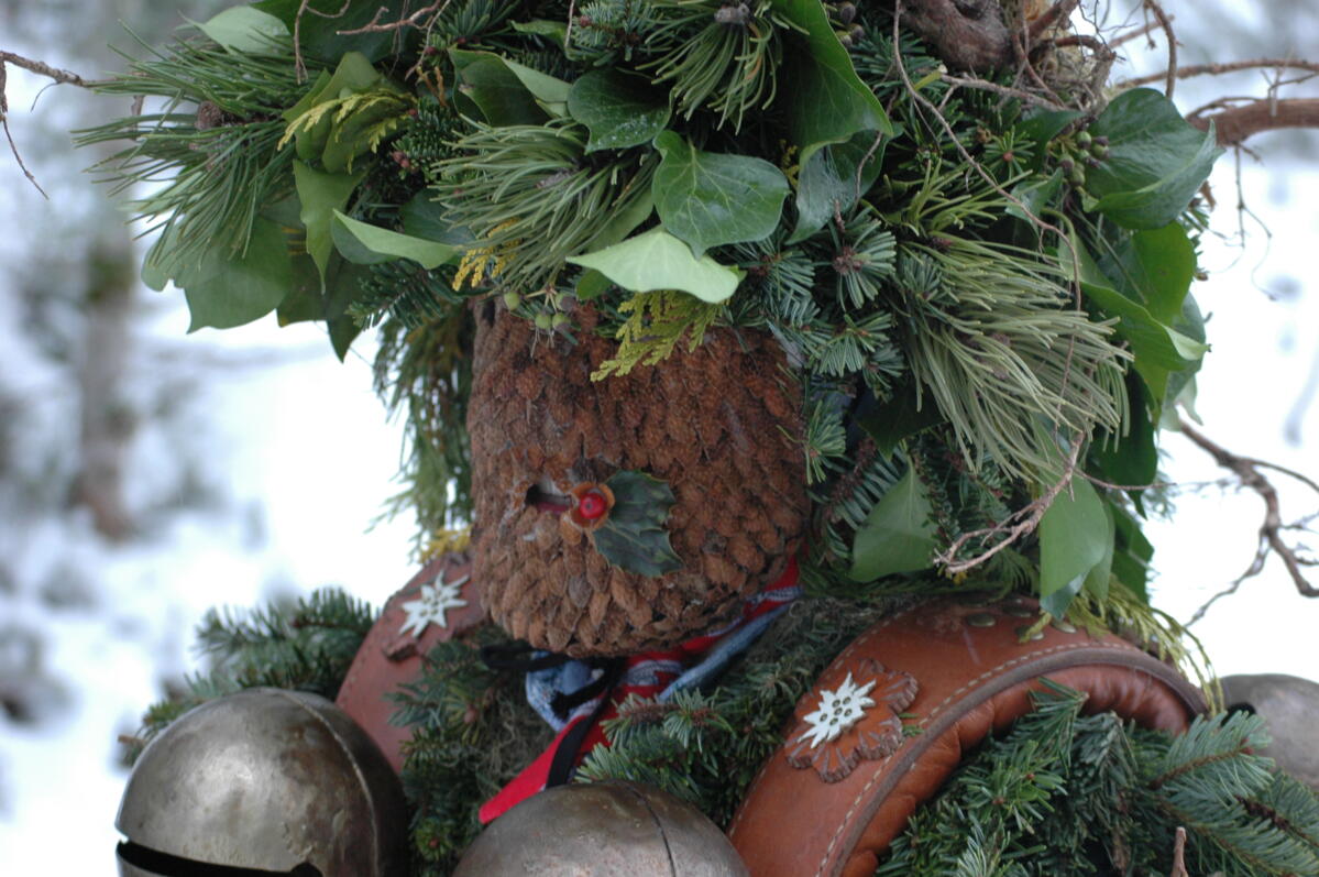 Die «Schö-wüeschte» – mancherorts auch Natur- und Waldchläuse genannt – sind eine Mischung der "Schöne" und "Wüeschte" Chläuse.