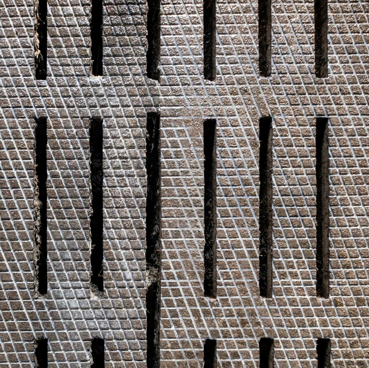 La surface rugueuse, complétée par de fines rainures longitudinales et transversales, offre une surface antidérapante et facile à nettoyer.  