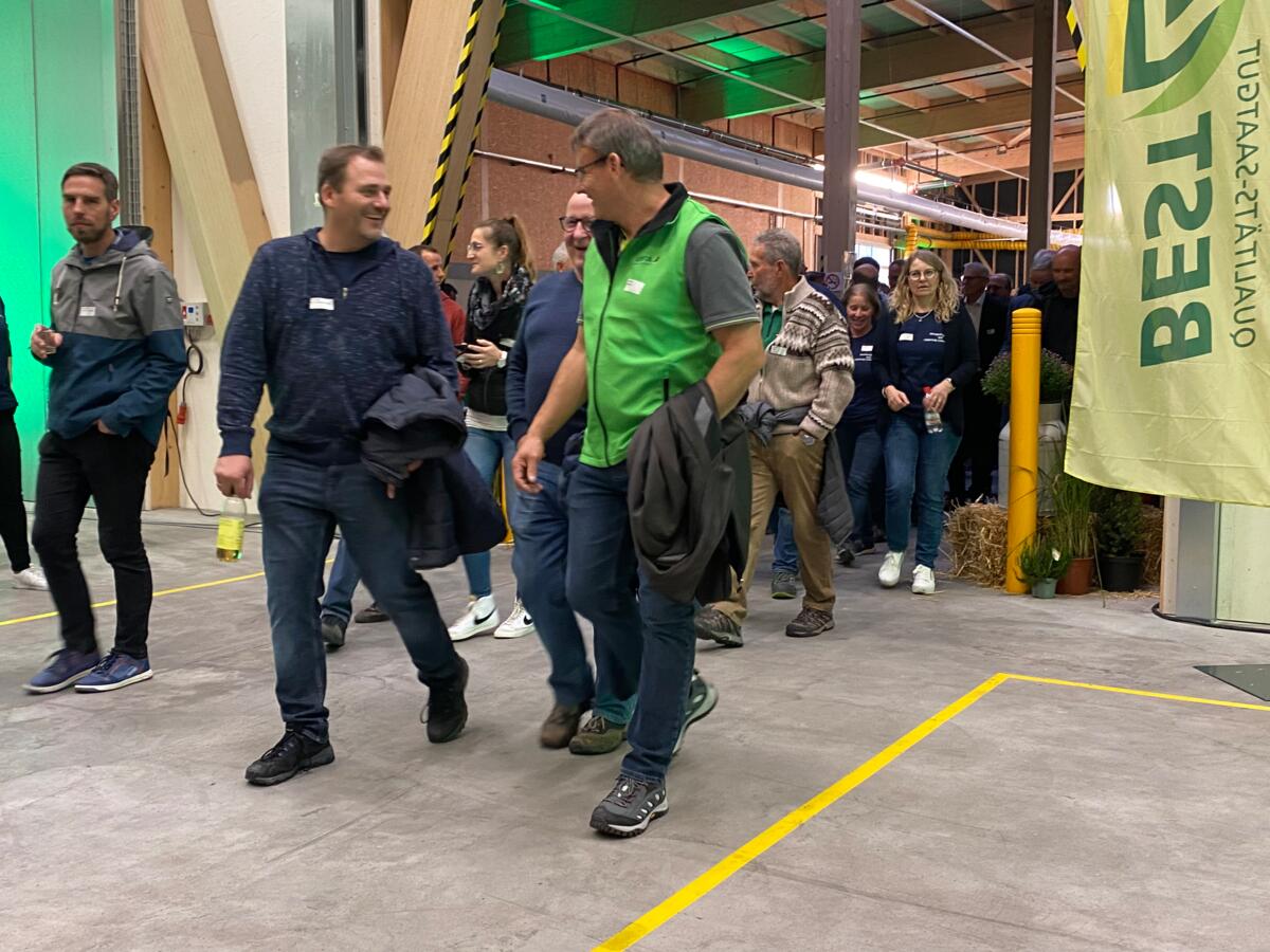 Den Gästen wurde eine spannende Führung geboten: Von den Büroräumlichkeiten, über das Saatgutlager bis zur Dampfanlage Thermosem.   