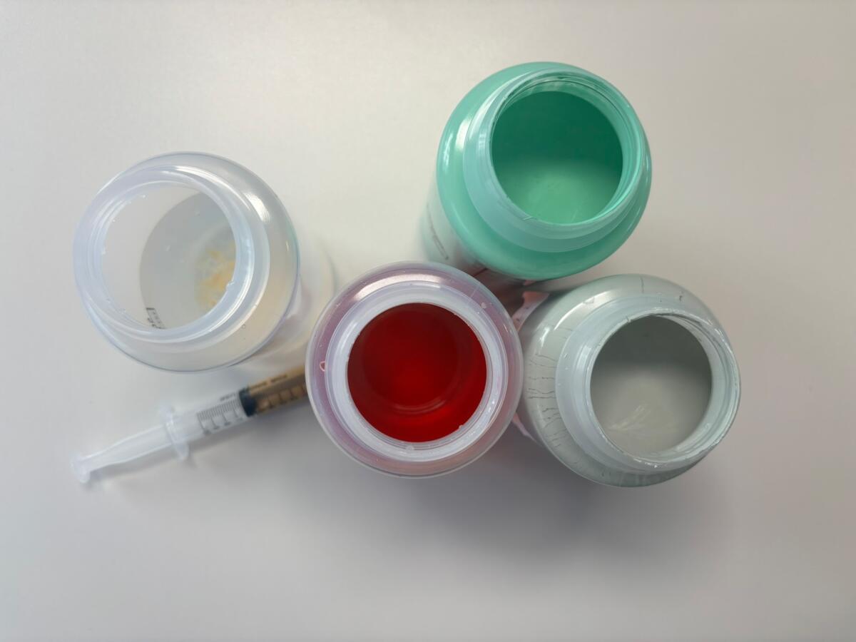 Engrais foliaire et pulvérisateur du commerce préparés pour un test de compatibilité.