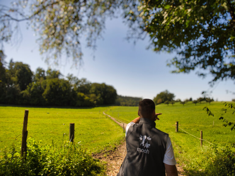 mooh-Mitglied zeigt in die Zukunft