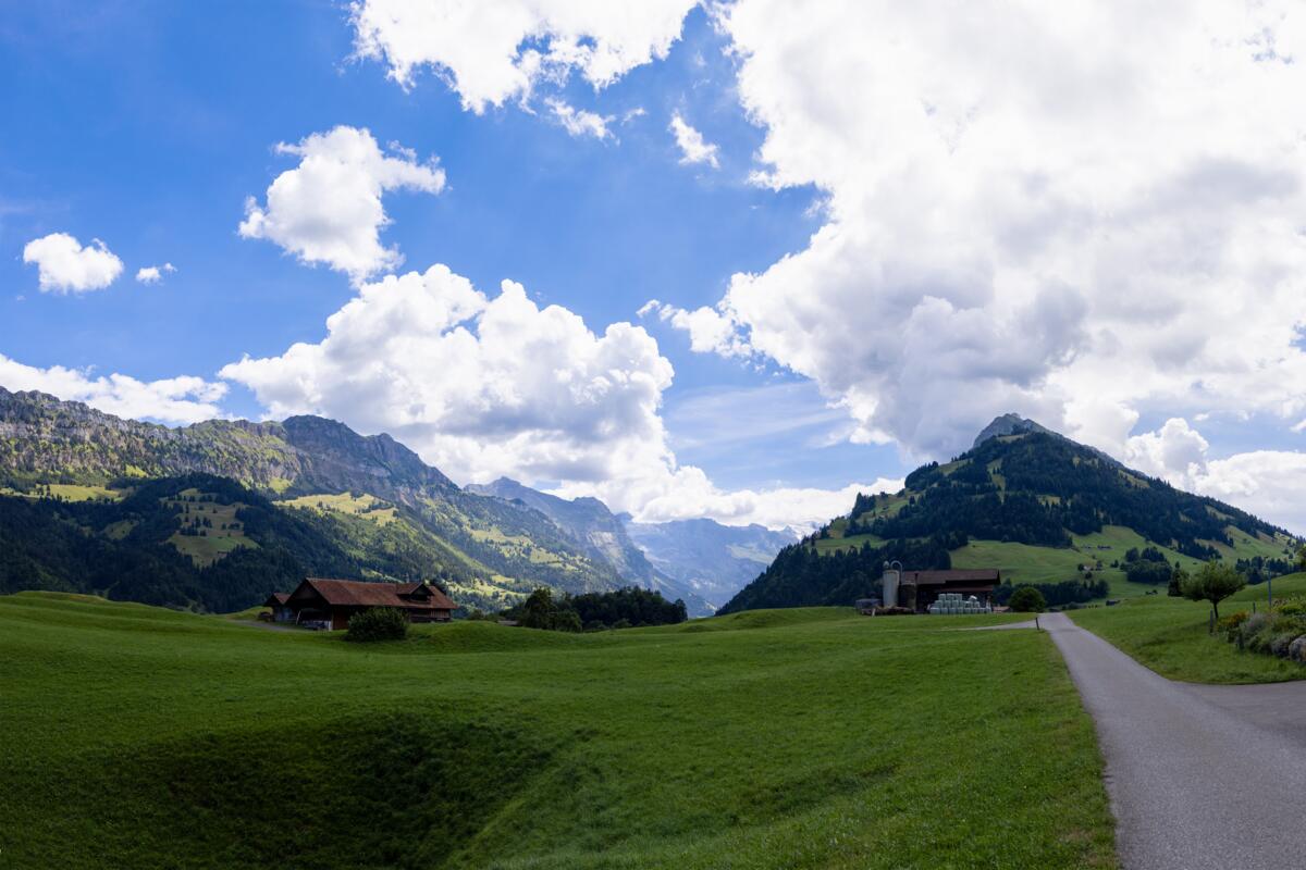 Blick ins Kandertal bei Frutigen, wo seit Juni 2025 mehrere Nutztierrisse gemeldet wurden.