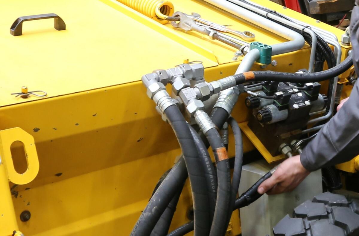 Darf man auf dem Hof die Maschinen des Nachbarn reparieren?