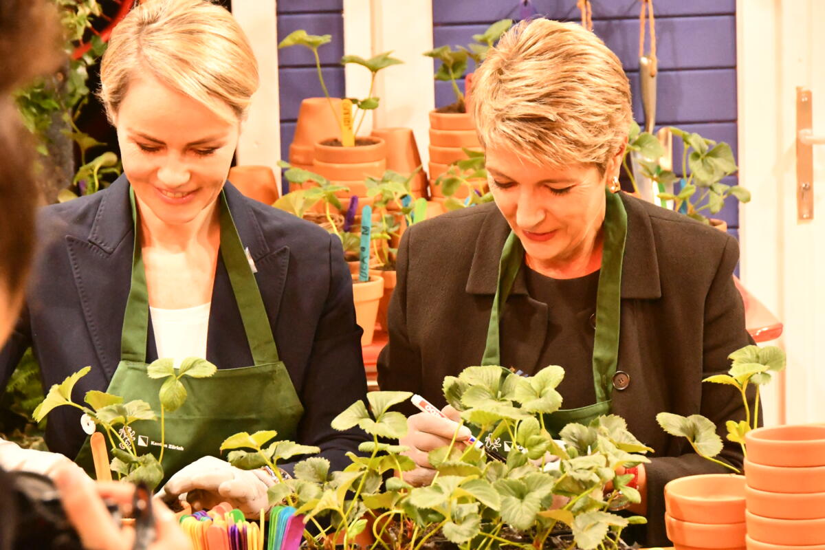 Nathalie Rickli (Regierungsrätin Zürich) und Karin Keller-Sutter (Bundesrätin) legen in "Familie Zürchers Garten" selbst Hand an.
