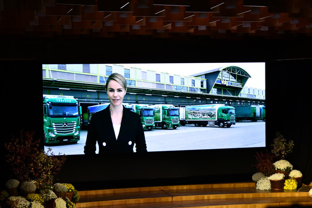 Regierungsrätin Nathalie Rickli hat ihre Lehre bei der fenaco gemacht und wird kurzerhand vor den VOLG teleportiert.