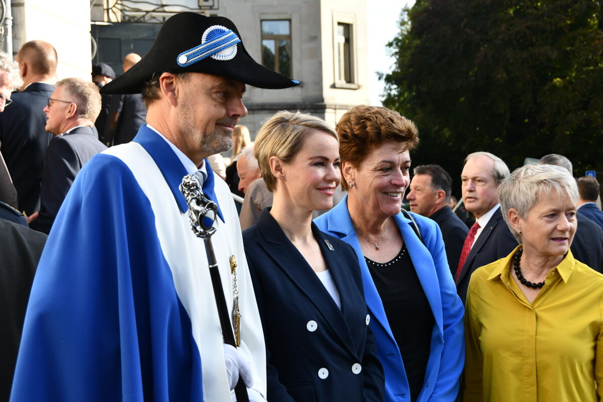 Nathalie Rickli, Silvia Steiner und Jacqueline Fehr mit ihrem Weibel