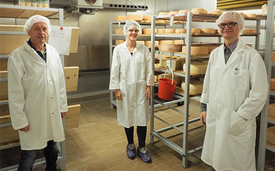 De gauche à droite: Karl Schafroth, Helena Stoffers, Hans-Peter Bachmann, les trois inventeurs du nouveau procédé d’affinage d’Agroscope.