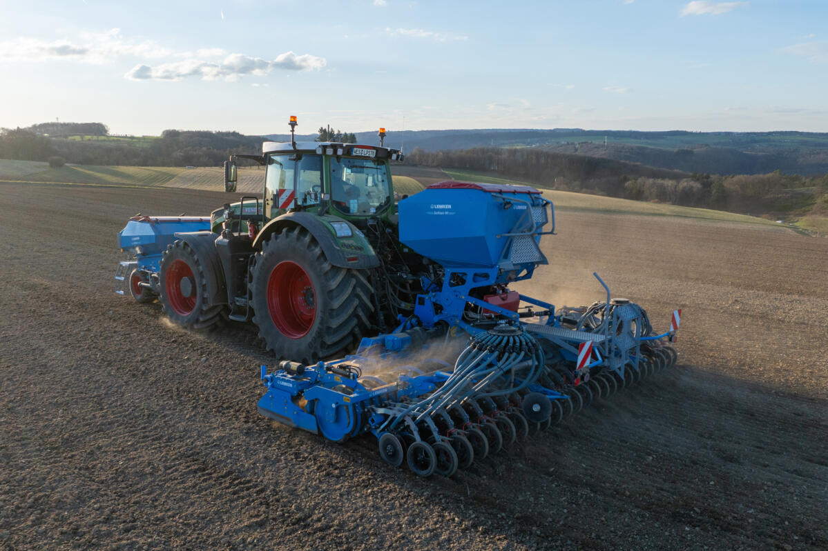 Angebaut, klappbar, pneumatisch: Lemken Solitair MF