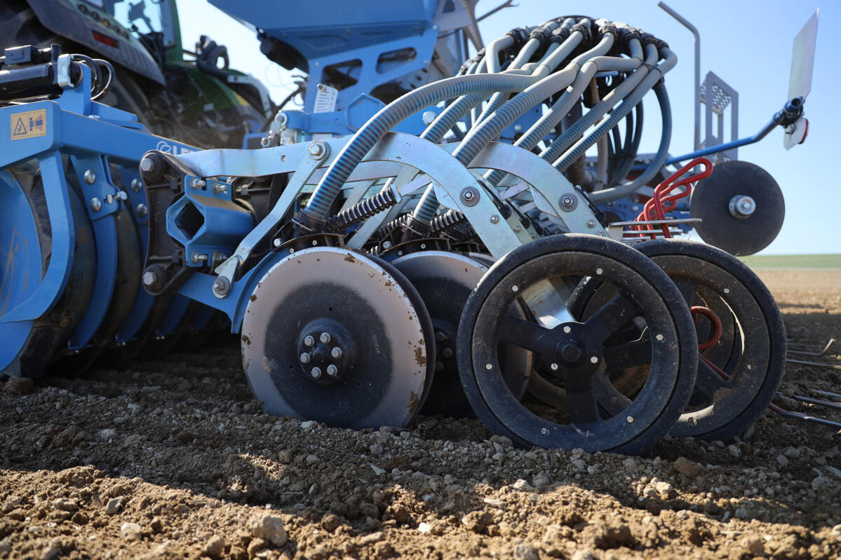 Angebaut, klappbar, pneumatisch: Lemken Solitair MF