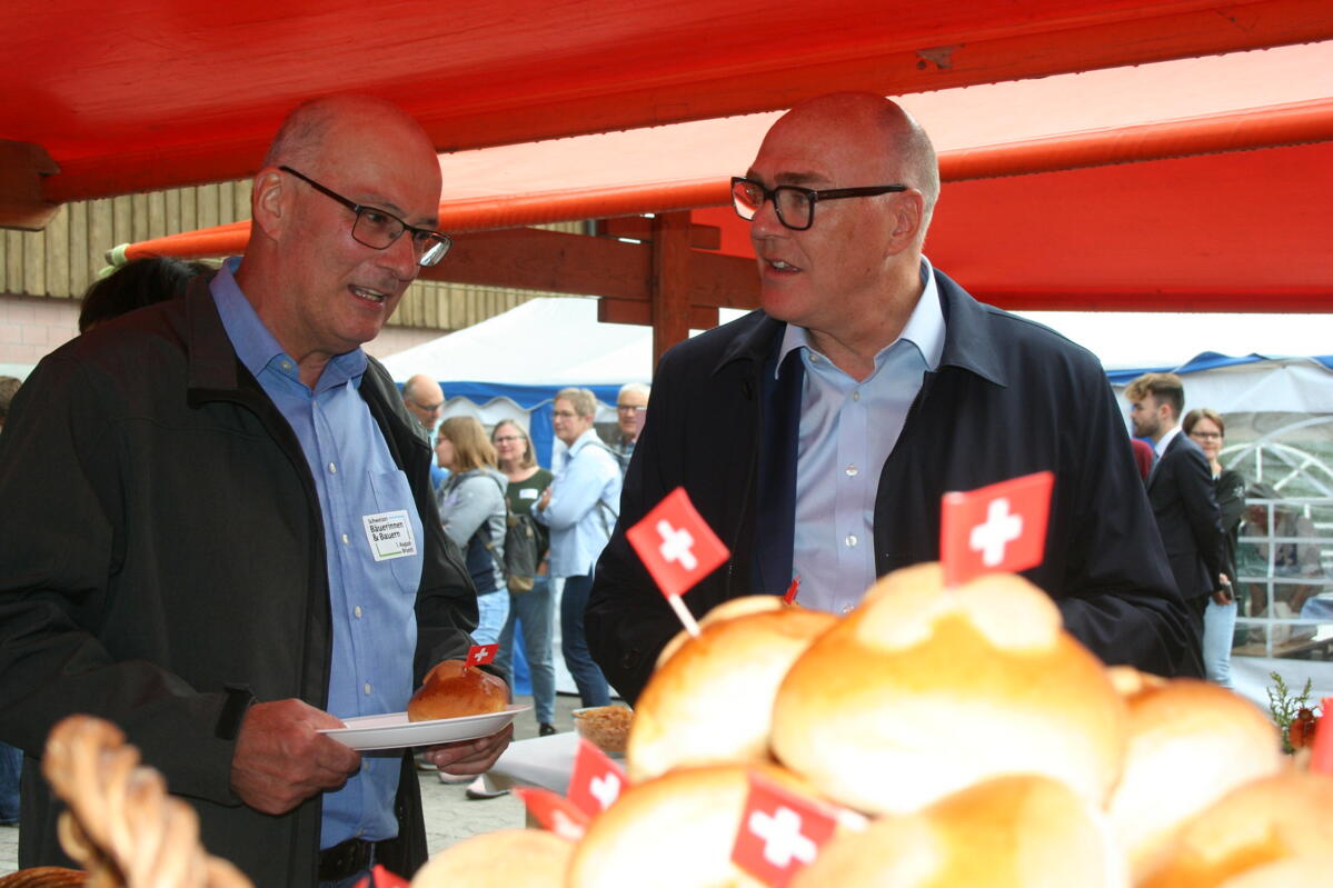 À la ferme Rimensberg à Lütisburg (SG), le conseiller fédéral Martin Pfister (à dr.) a rencontré Markus Ritter, président de l’Union suisse des paysans...