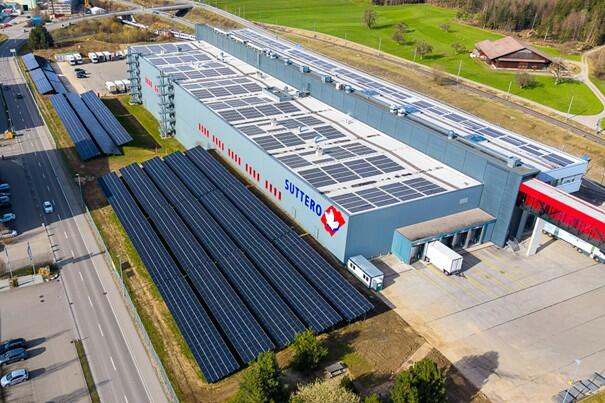 Une nouvelle installation photovoltaïque en plein champ produit chaque année entre 800 000 et 900 000 kWh d’électricité solaire, qui sert notamment à re...