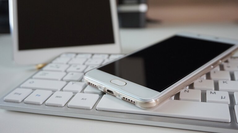pix1861-smartphone-2471544