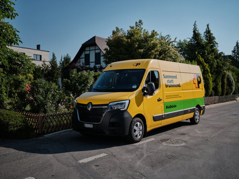 post_e-fahrzeug-vor-haus