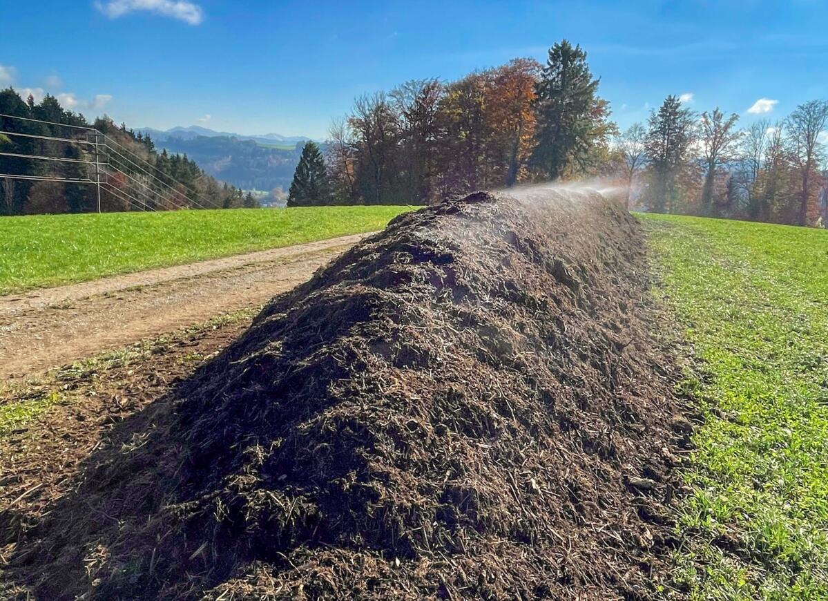 Mistkompost zeigt eine bessere Humuswirkung als andere Hofdünger.