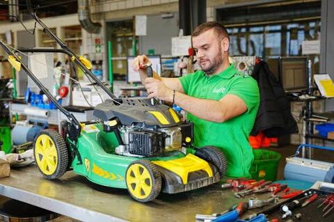 Verlässlichkeit, die ankommt: Schnelle und kostengünstige Reparatur im Service Center am Hauptsitz der LANDI Schweiz AG.