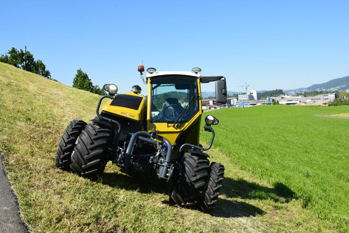 Der Mähtraktor Rigitrac SKH 60 fürs Gelände