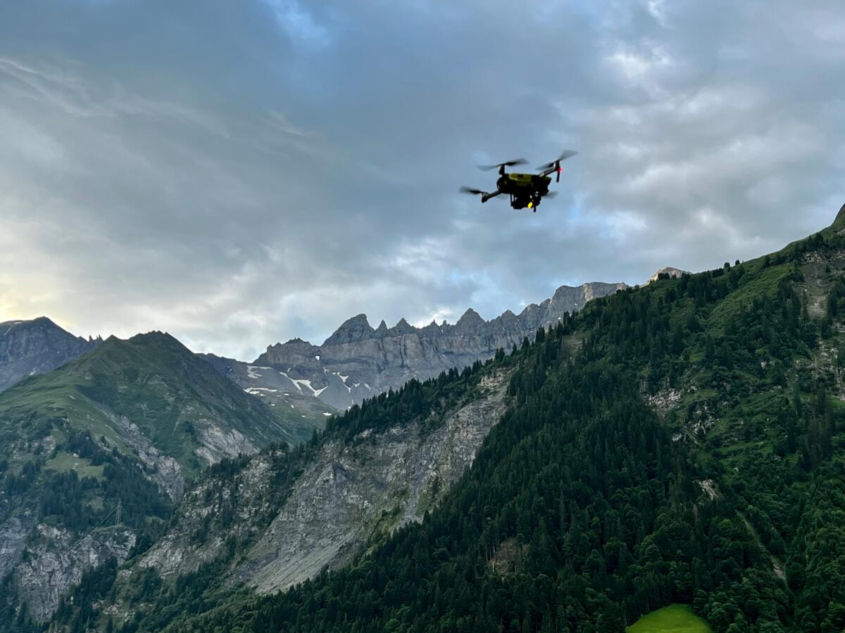 Auf den oft sehr weitläufigen Alpweiden in topographisch anspruchsvollem Gelände ist das Risiko gross, dass Tiere sich von der Herde entfernen und sich...