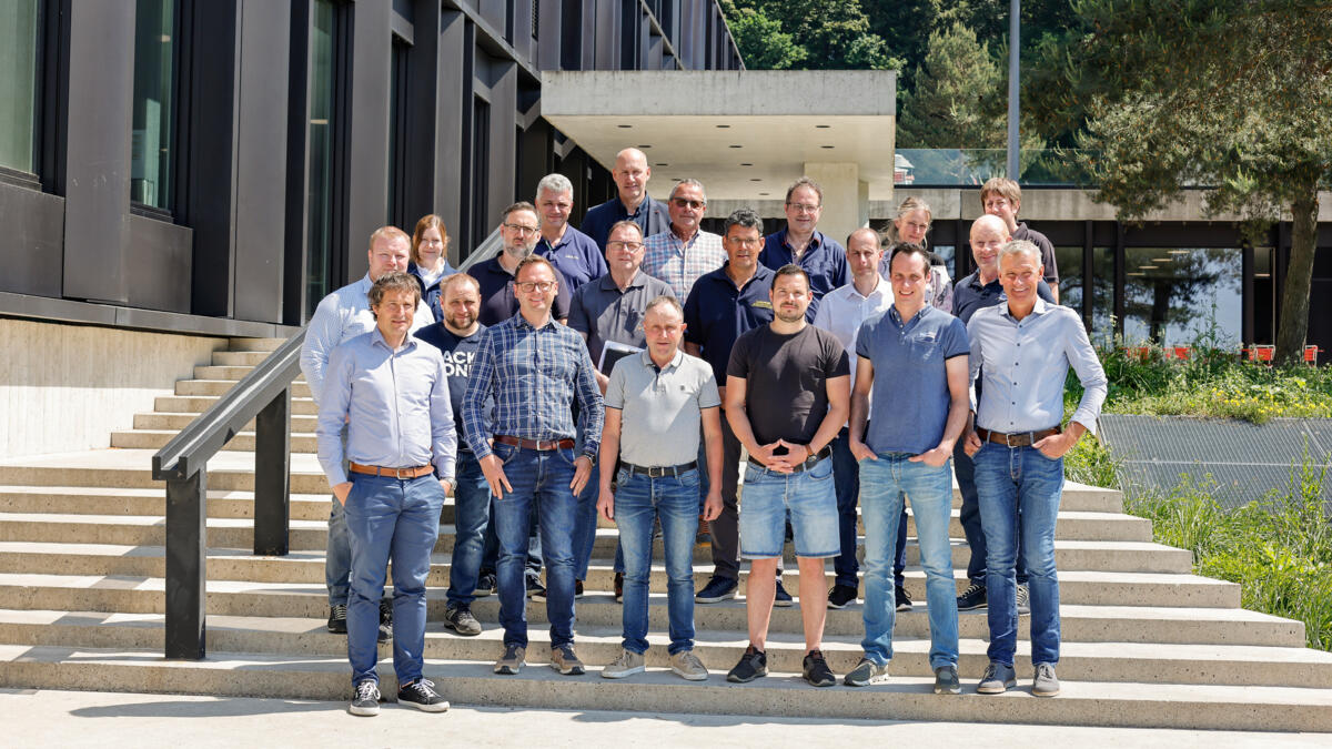 Photo de groupe à l'occasion de la signature : devant à gauche : Urs Schmid, responsable du groupement professionnel de l'ASMA « Equipements de ferme -...