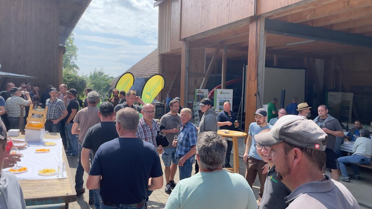 Alle drei Gruppen trafen sich beim Apéro und tauschten ihre Erfahrungen beim anschliessenden Lunch mit den Kollegen und Experten-Team von Stähler aus.