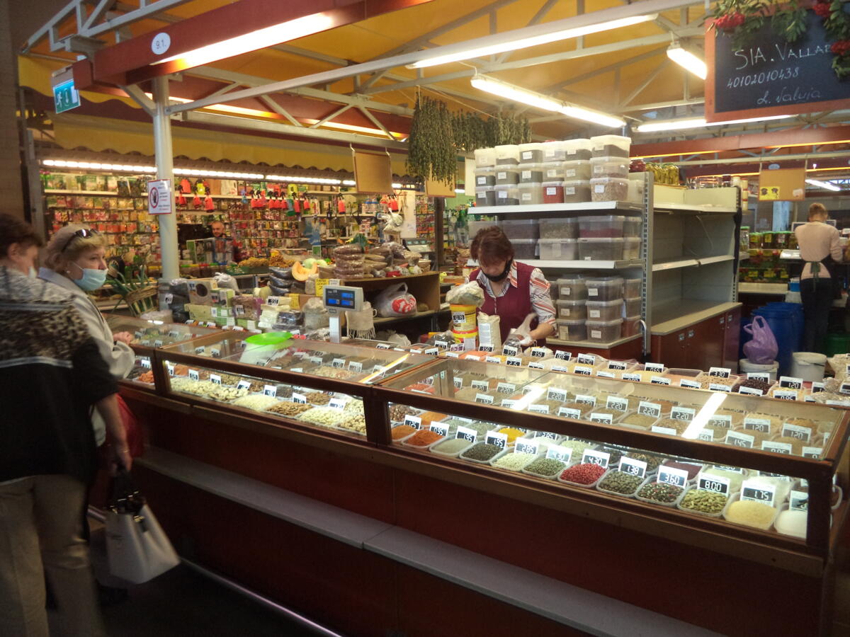 Stadt Riga: Auf dem Zentralmarkt gibt es ein vielfältiges Warenangebot. 